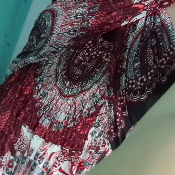 A cute patterned dress - Picture 3 of 3